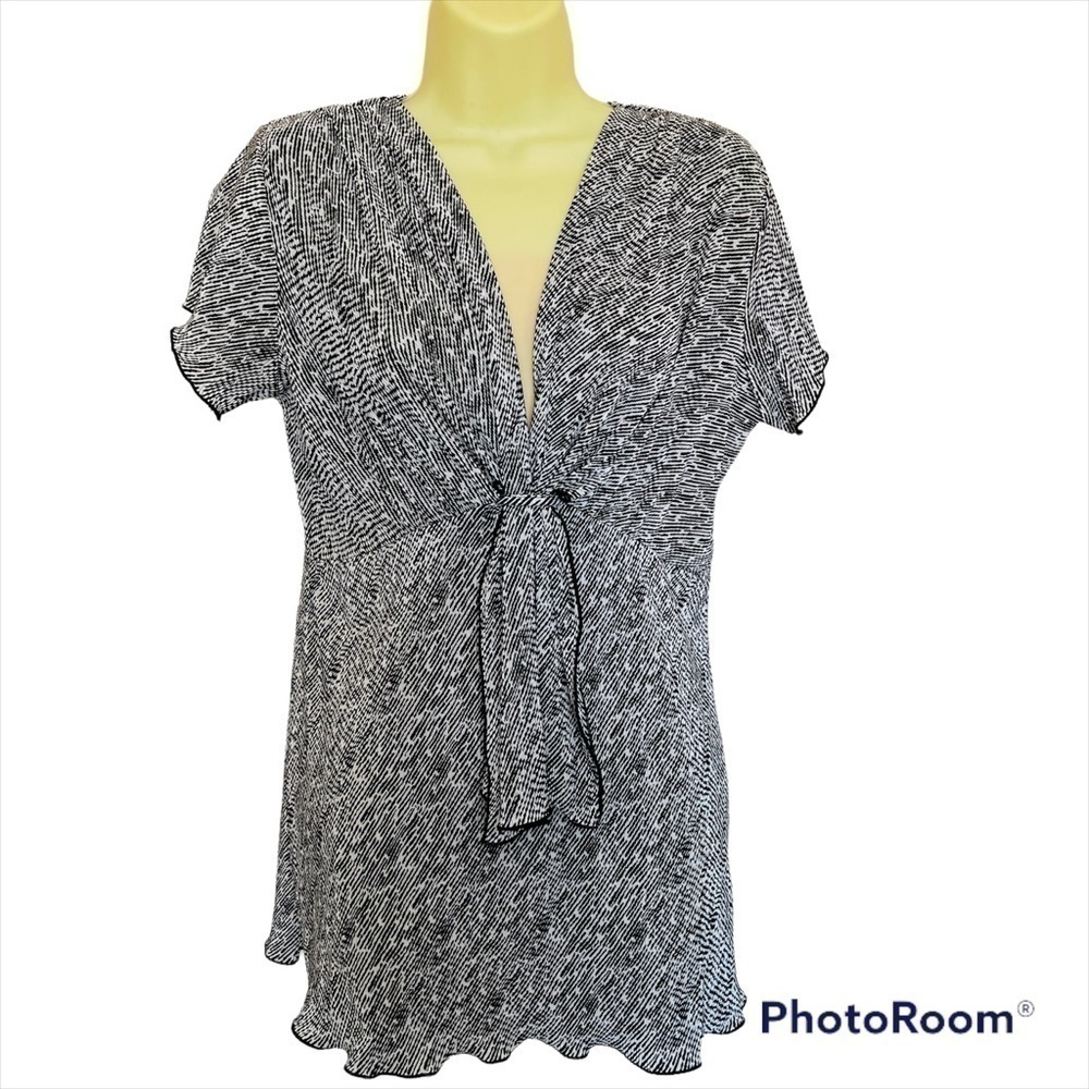 𝅺TRADITION Black white V-Neck Tie-Front Women's Tunic Top. Size Medium